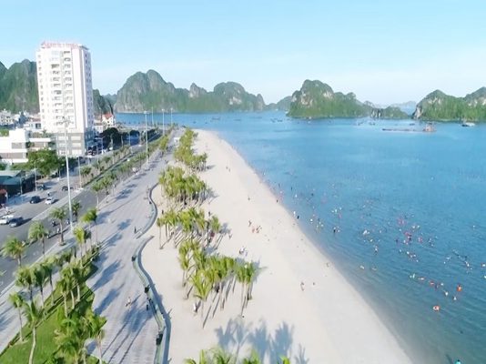 Bãi tắm Hòn Gai - điểm check in tuyệt đẹp cho khách du lịch Hạ Long